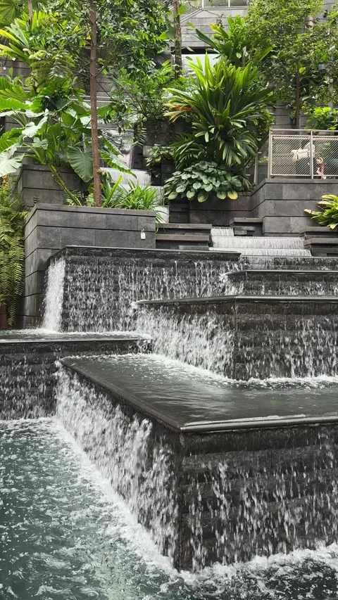 Water Flowing down in Terraced Stone Pond with Indoor Garden Vídeo Stock 342536461