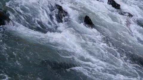 Water flowing fast in a river Vídeos de archivo 171406606