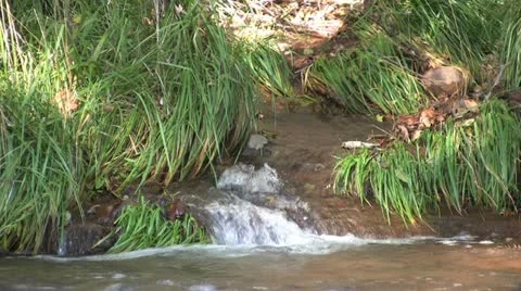 Water flowing Vídeos de archivo 12569146