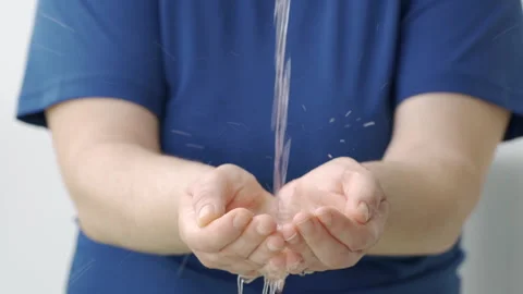 Water flowing into the hands Vidéo 289091579