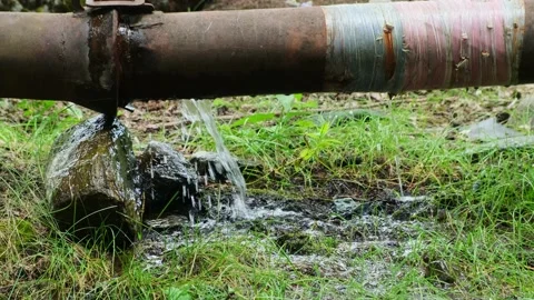 Water flowing from large cracked pipe. Видео 221015616