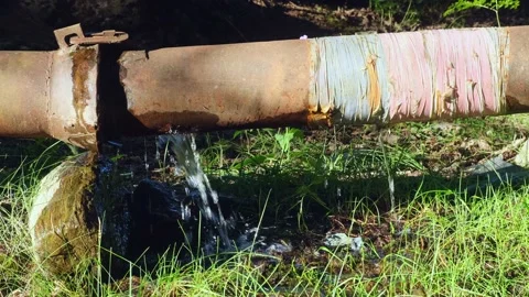 Water flowing from large cracked pipe. Видео 237052667