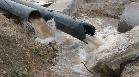 Water flowing out of the pipe. Video stock 42682015