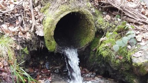 Water flowing out of a pipe in slow motion Video stock 154499765