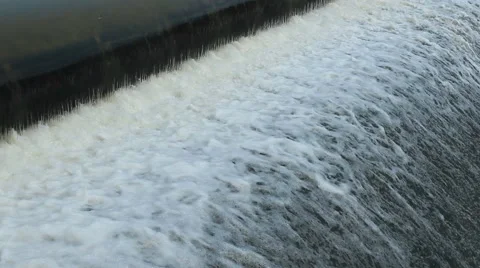 Water flowing over dam 库存影片 62230924