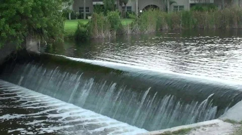 Water flowing over 库存影片 597348