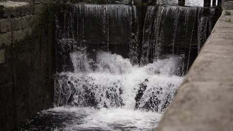 Water flowing over old lock gate, Grand Canal, Dublin, Ireland. Видео 102585788