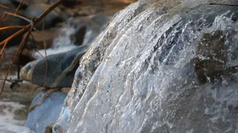 Water Flowing Over Rock 库存影片 8525534