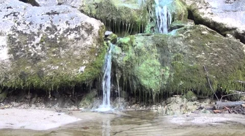 Water Flowing Over Rocks Stockbeeldmateriaal 50157216