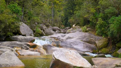 Water flowing over rocks Stockbeeldmateriaal 85490414
