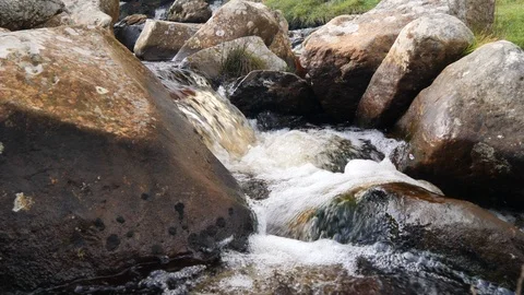 Water flowing over rocks Vídeos de archivo 127447521