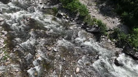 Water flowing over the rocks Vídeo Stock 310231120