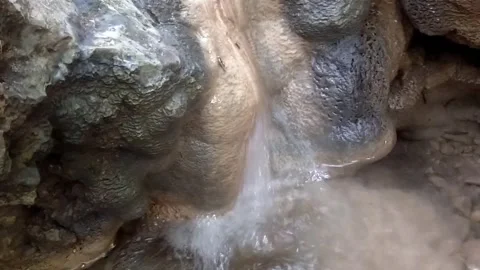 Water Flowing Over Rocks 库存影片 333051235