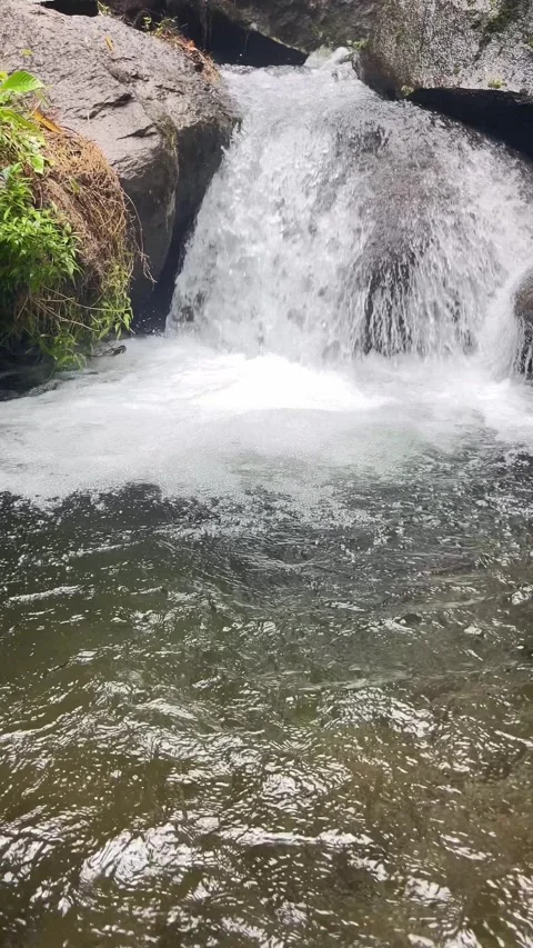Water flowing over rocks 库存影片 333496512