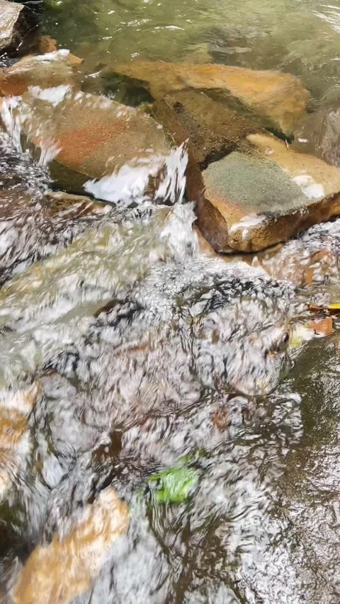 Water flowing over rocks 库存影片 333496515