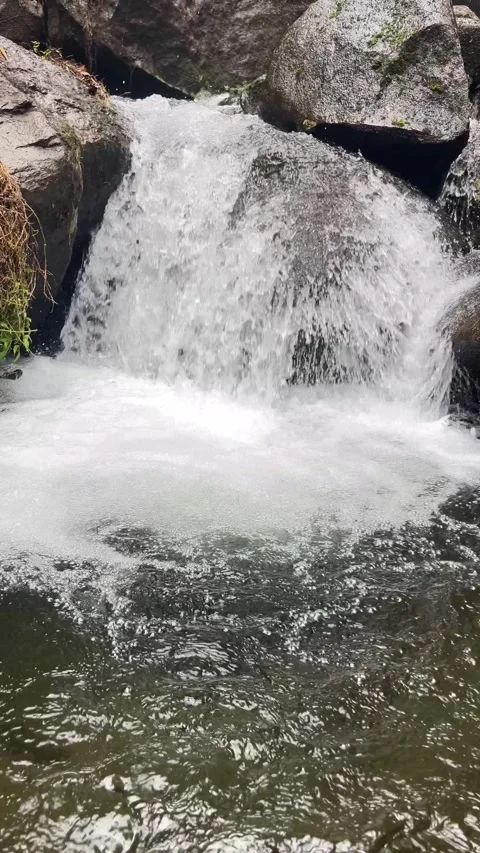 Water flowing over rocks 库存影片 333496619