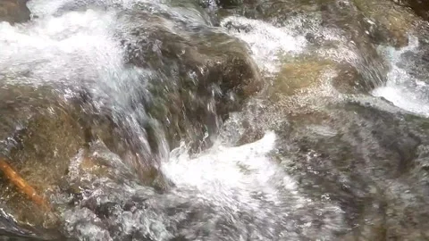 Water Flowing Over Rocks Видео 334638956