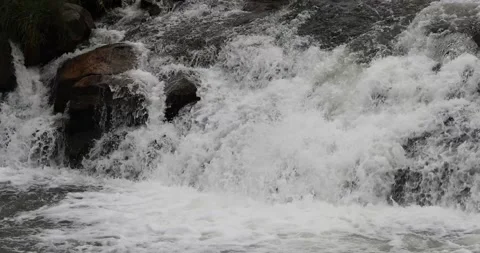 Water flowing over rocks on a river 库存影片 247228366