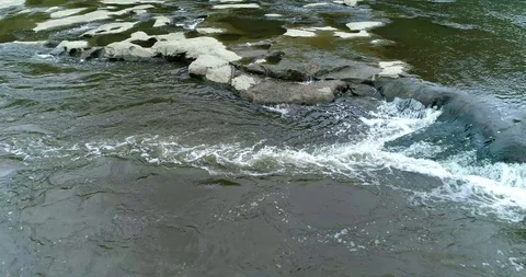 Water Flowing Over Rocks In Small River Vídeo Stock 92707416