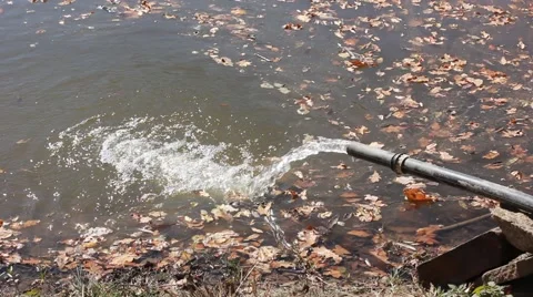 Water flowing from pipe into the pond Vídeo Stock 53410397