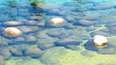 Water Flowing Reflecting Waves on Rocks 库存影片 39647328
