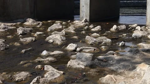 Water flowing through rocks. Vidéo 66809321