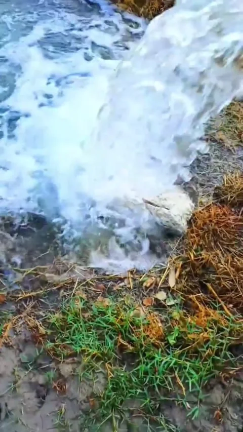 Water flowing through a small canal in beautiful golden harvest fields. Vídeos de archivo 336511412