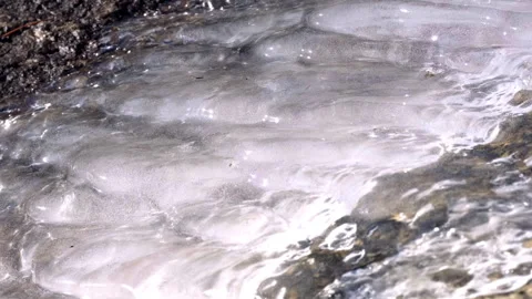 Water flowing under a layer of ice Video stock 275564108
