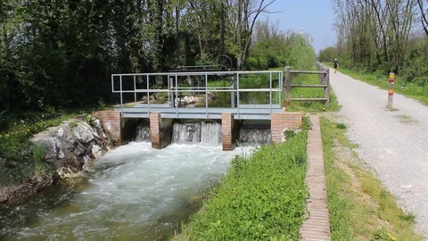 Water flowing in the waterfall Video stock 99785610