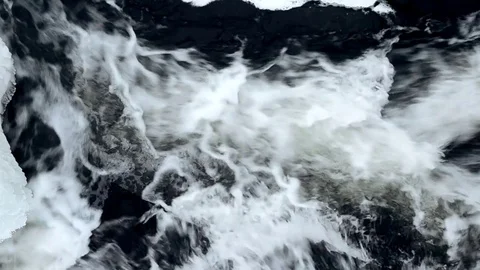Water flowing in winter Vídeo Stock 71721358