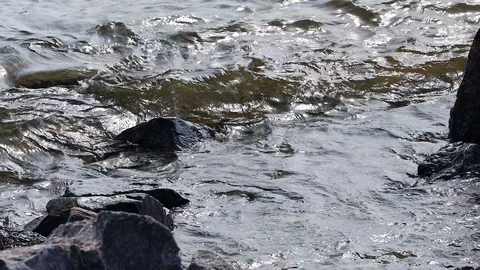 Water flows across the stone Video stock 95668564