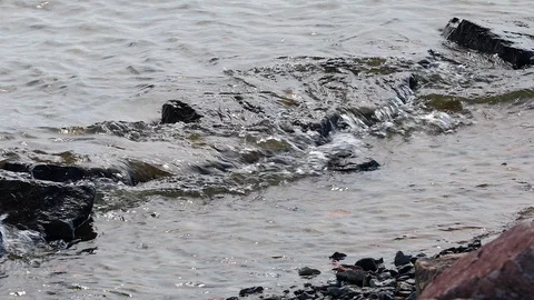 Water flows across the stone Video stock 95674776