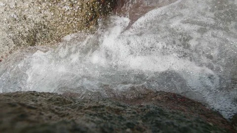 Water flows between stones close-up Vídeos de archivo 73352671