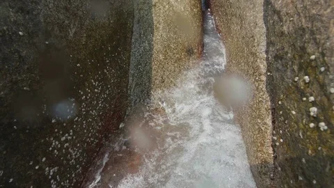 Water flows between stones close-up Vidéo 73352704