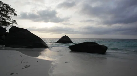 Water flows between two rocks in the sea at sunset Video stock 39018568