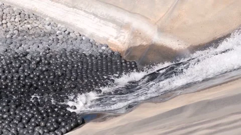 Water flows into the cyanide pool 3 Video stock 293952639