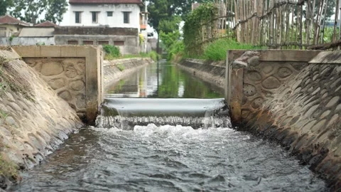 Water flows in the dam Video stock 262302060