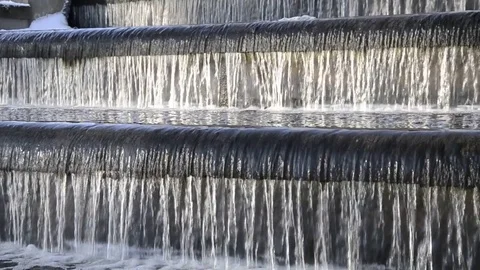 Water flows down cascade waterfall Vidéo 84906763
