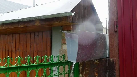 Water flows down 库存影片 80039100