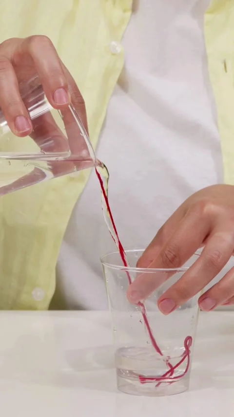 Water flows down red string during physics science experiment Video stock 331770115