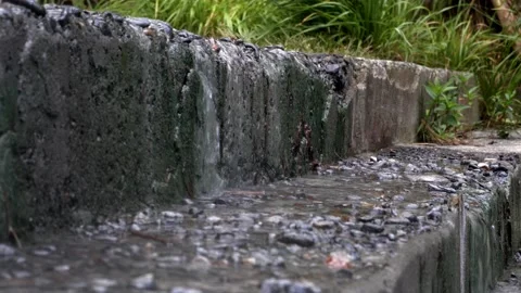 Water flows down the stone steps of an abandoned building. Vídeo Stock 154151866
