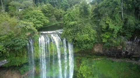 Water flows drop vertically on stones Video stock 92130453