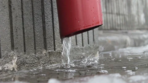 Water flows from the gutter. Spring. Video stock 47133229