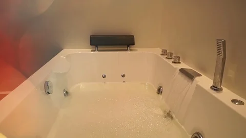 Water flows in jacuzzi. Spa bathroom with hydromassage and foam. Video stock 109480149