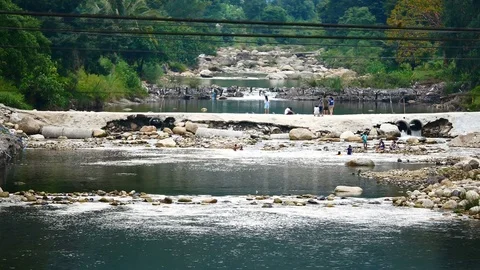 Water flows from the mountains, through the Weir came to the brook in the vil Vidéo 77155259