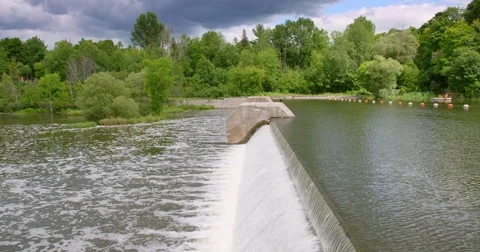Water Flows Over Black Rapids Locks Vidéo 63988583
