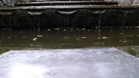 Water flows over the rocks Vídeos de archivo 77985738