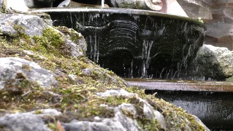 Water flows over the rocks 库存影片 77994888