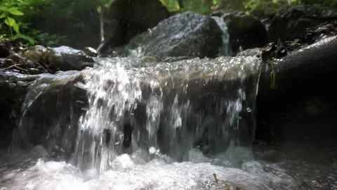 Water flows over rocks 스톡 동영상 134894232