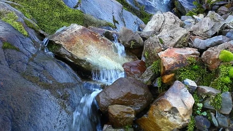 Water flows over rocks 스톡 동영상 142357465